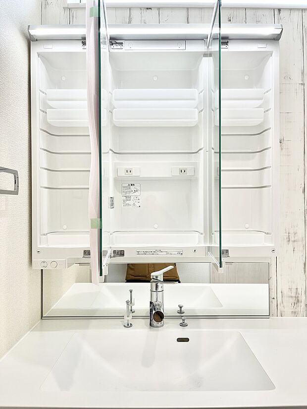 【三面鏡裏収納】三面鏡の裏に、化粧品や衛生用品などを収納可能。洗面台をすっきりと保ちます！