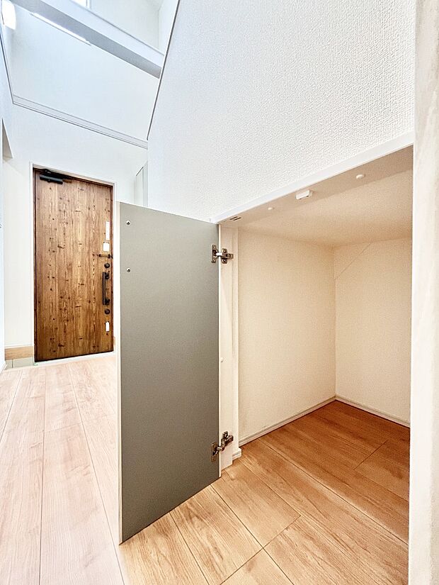 【階段下収納】日用品のストックや水などの備蓄に使える階段下収納。