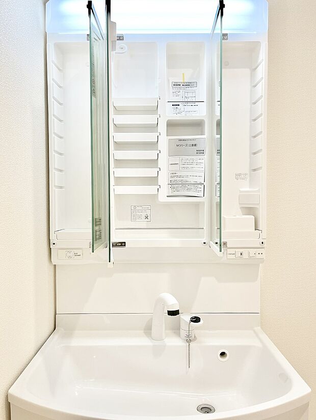 【三面鏡裏収納】三面鏡の裏に、化粧品や衛生用品などを収納可能。洗面台をすっきりと保ちます！