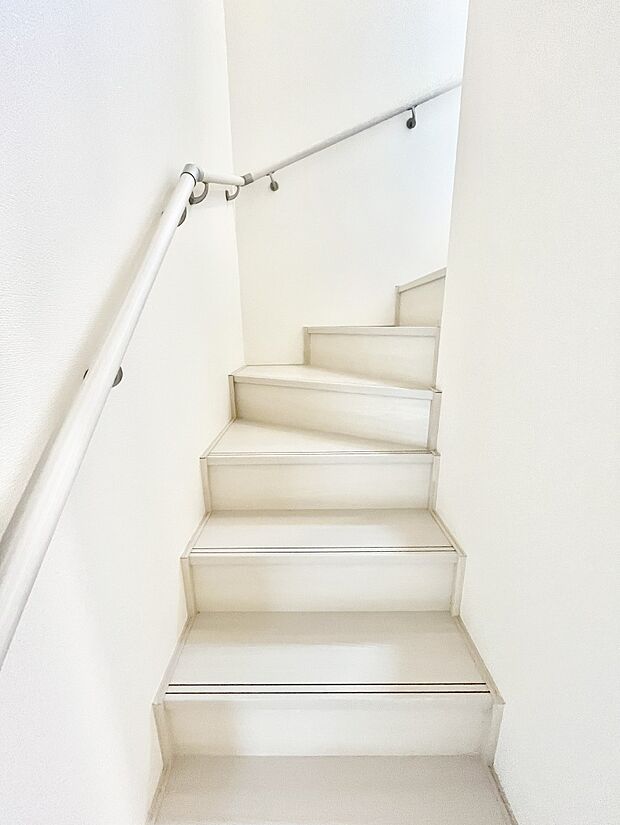 【その他内観】安全性を考慮し階段には手すりを設置しています