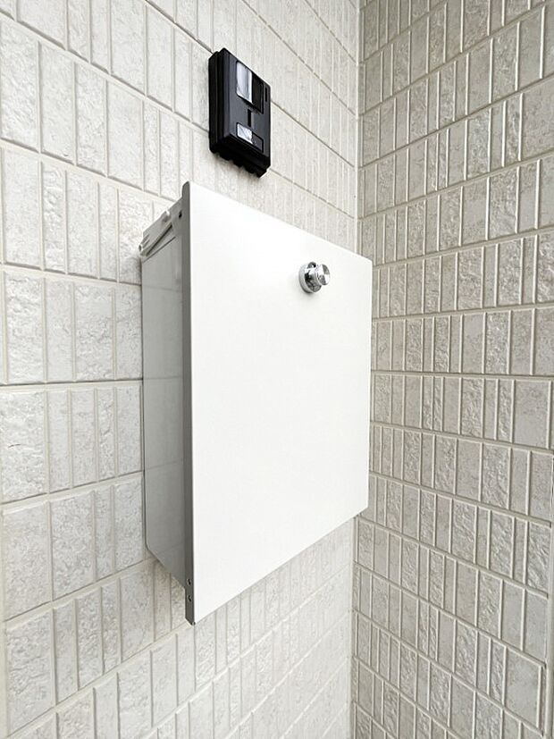 【その他現地】大切な郵便物の盗難を防止してくれるダイヤル錠付きのポスト