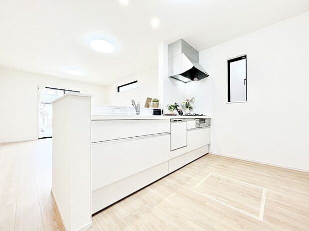 【ダイニングキッチン】ご家族の会話弾む対面キッチン。お料理中のパパママもご家族と過ごす時間が増えそう！