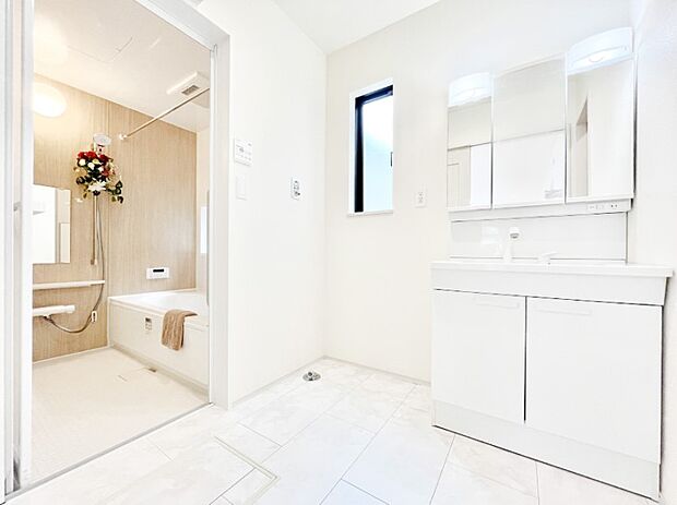 【脱衣場】清潔感のある快適空間です。毎日の身支度も気持ち良くお使い頂けます。 