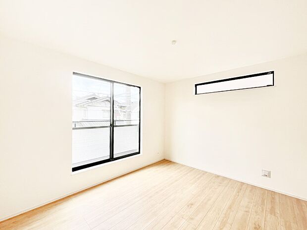 【寝室】バルコニーが明るさと開放感を演出！朝スッキリと目覚められそうですね。