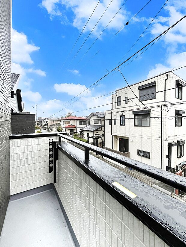 【バルコニー】暖かな陽光が降り注ぐバルコニーはお洗濯におすすめ。爽やかな風も心地よいです。 