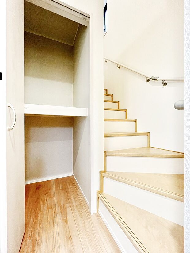 【廊下収納】廊下収納。日用品のストックや掃除用品、防災用品などの収納スペースに！