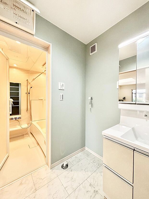 【洗面台・洗面所】清潔感のある快適空間です。毎日の身支度も気持ち良くお使い頂けます。 