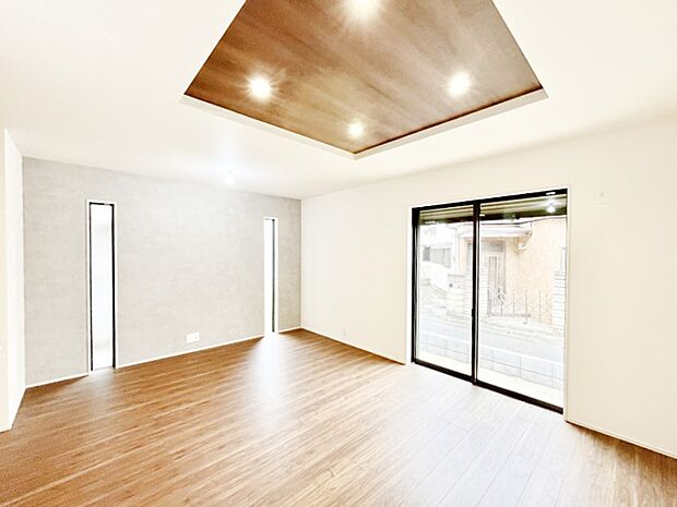 【リビングダイニング】折上天井がリビングに開放感をプラス!家族みんながゆったり寛げます。