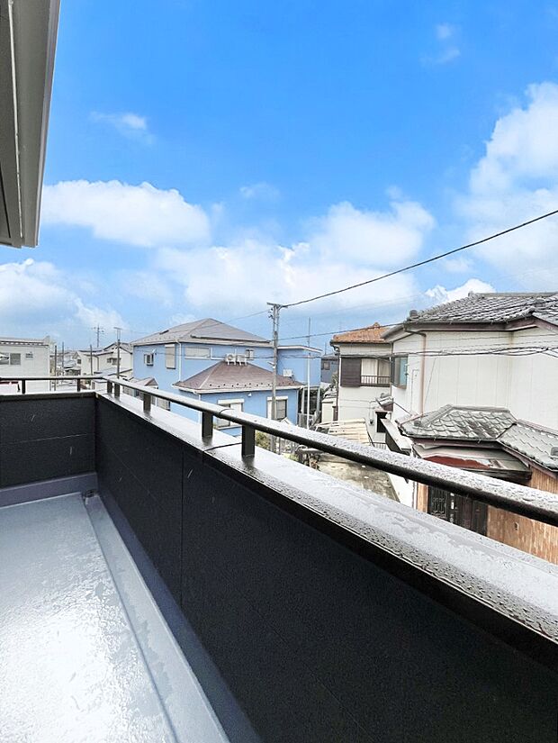 【バルコニー】暖かな陽光が降り注ぐバルコニーはお洗濯におすすめ。爽やかな風も心地よいです。