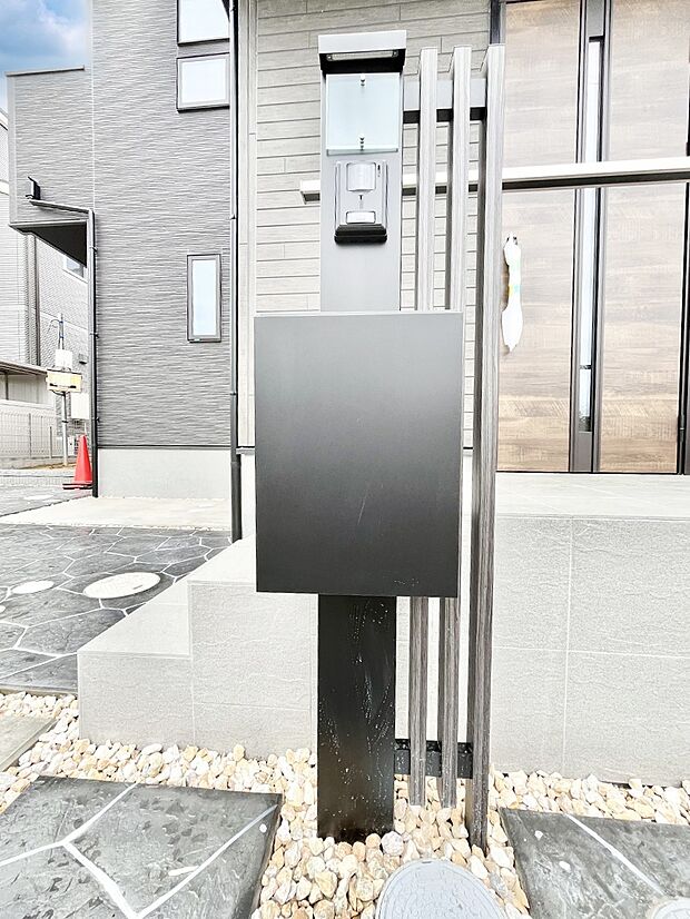 【その他現地】表札・インターホン・ポストをひとつに集約　