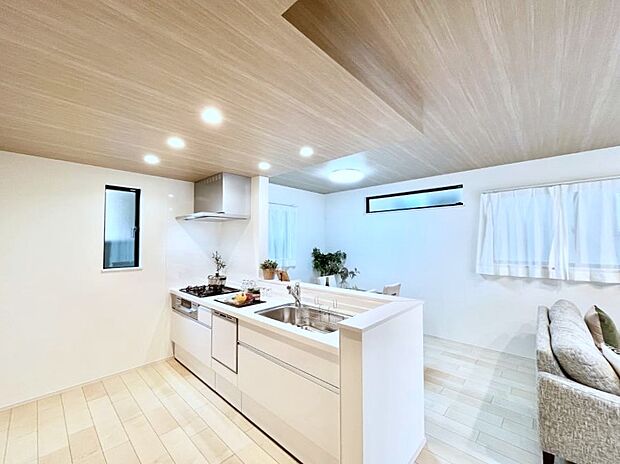 【ダイニングキッチン】カウンター越しに楽しいおしゃべり。いつものお料理がもっと美味しくなりそうですね。