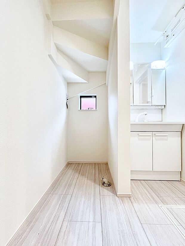 【脱衣場】リネンスペースがありタオル類や洗剤などストックを収納するのに便利です。