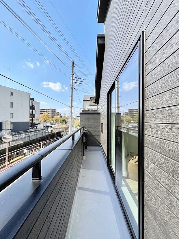 【バルコニー】暖かな陽光が降り注ぐバルコニーはお洗濯におすすめ。爽やかな風も心地よいです。