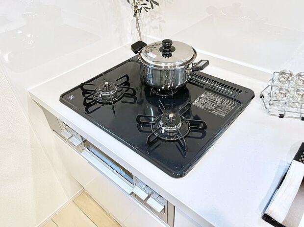 【Siセンサーコンロ】ガスコンロはSiセンサー搭載。火力調節や焦げ付き・消し忘れも防いでくれます。