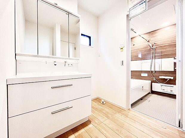 【脱衣場】清潔感ある洗面化粧室で朝の身支度も快適