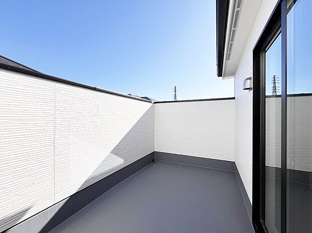【バルコニー】開放感あるルーフバルコニー