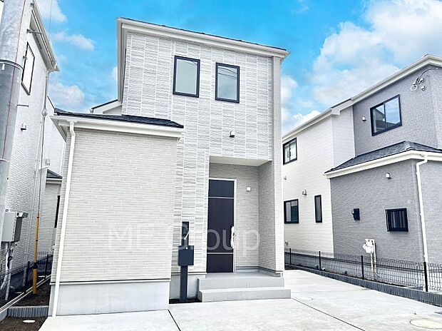 【現地外観写真】暮らしやすさと居心地の良さにこだわったシンプルで飽きのこないデザイン ！