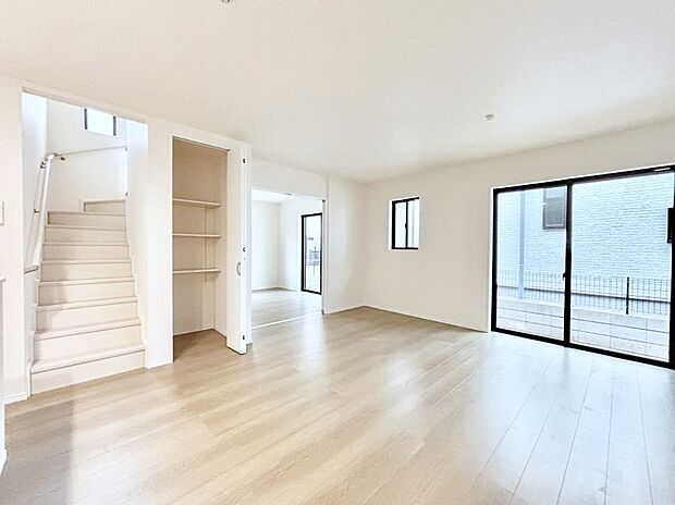 【リビングダイニング】リビング階段、毎日大切な家族とコミュニケーションがとれる家族思いの間取り