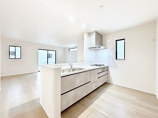 【ダイニングキッチン】リビングで遊ぶお子様を見守りながらお料理ができる対面キッチン。  