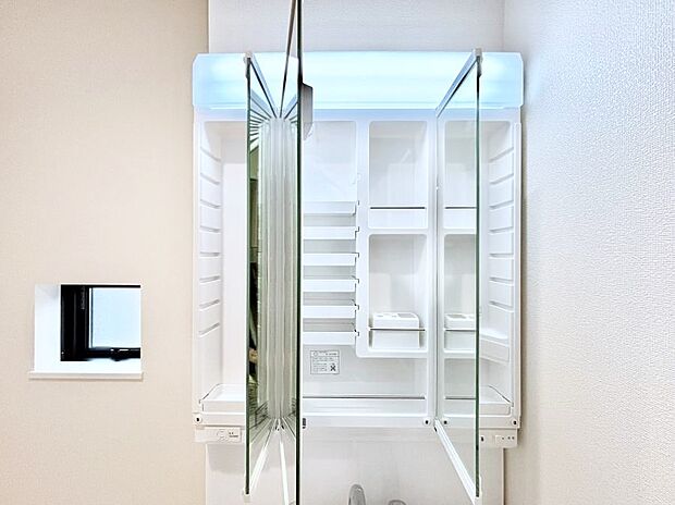 【三面鏡裏収納】三面鏡の裏に、化粧品や衛生用品などを収納可能。洗面台をすっきりと保ちます！