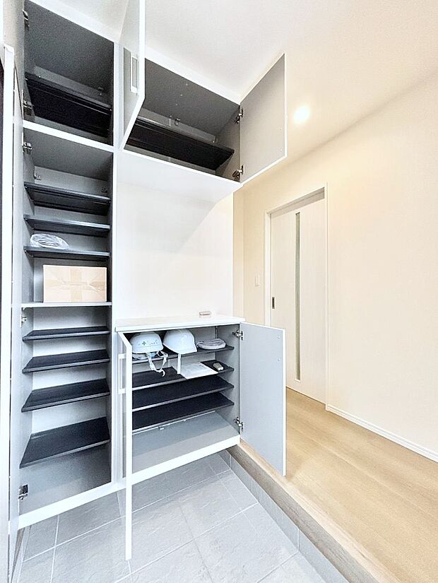 【玄関】天井まである玄関収納で、家族全員の靴もすっきり収納！