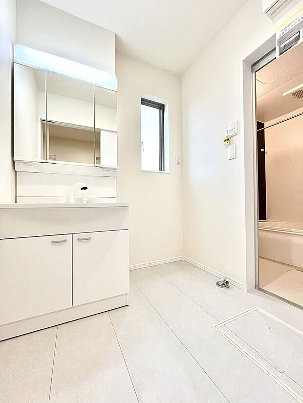 【脱衣場】清潔感のある快適空間です。毎日の身支度も気持ち良くお使い頂けます。 