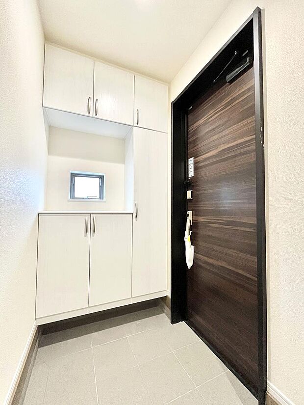 【玄関】明るい玄関はお客様をお出迎えするのにぴったりです！