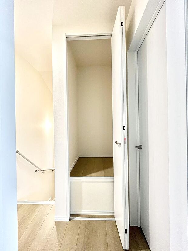 【廊下収納】廊下収納。掃除道具や季節の小物を収納することができます。