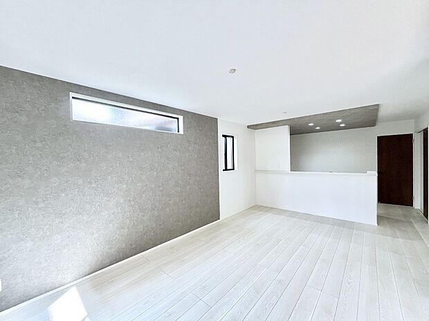 【ダイニング】アクセントクロスがお洒落なダイニング。家族でのんびりくつろげる広々スペース。