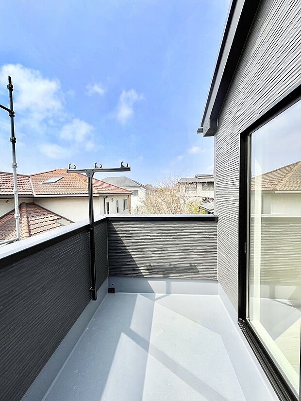 【バルコニー】ゆったりバルコニーだから沢山お洗濯ものを干せます。