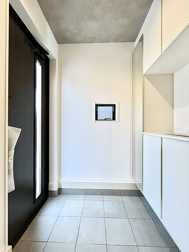 【玄関】飾り棚を利用して、お越しいただくお客様をおもてなしできます。