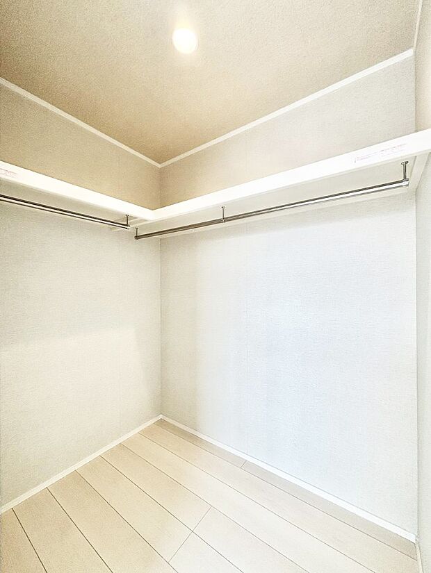 【ウォークインクローゼット】ウォークインクローゼットの活用で生活空間スッキリ