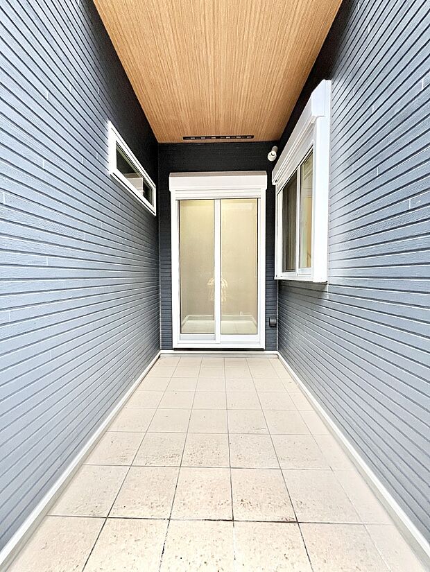 【バルコニー】上部に屋根がかかっているので急な雨の時にも安心です。