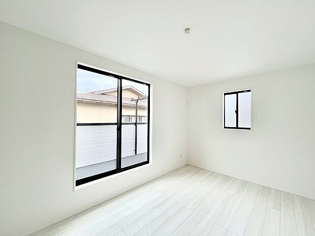 【寝室】明るいバルコニーサイドに洋室を設置。目覚めの良い寝室に。  