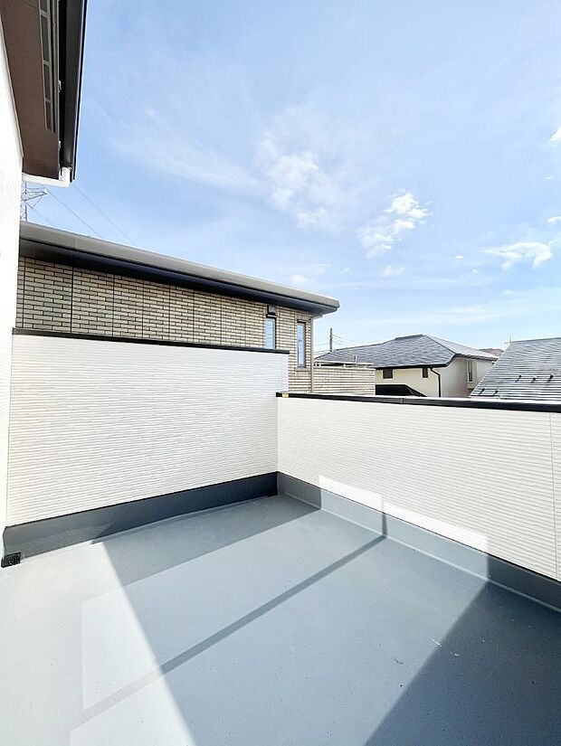 【バルコニー】ゆったりバルコニーだから沢山お洗濯ものを干せます。 