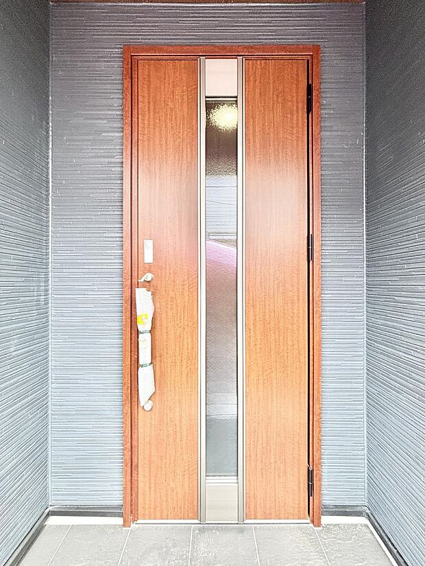 【玄関】玄関前は雨が降っても濡れにくい屋根付き　