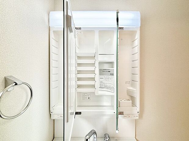 【三面鏡裏収納】三面鏡の裏に、化粧品や衛生用品などを収納可能。洗面台をすっきりと保ちます！