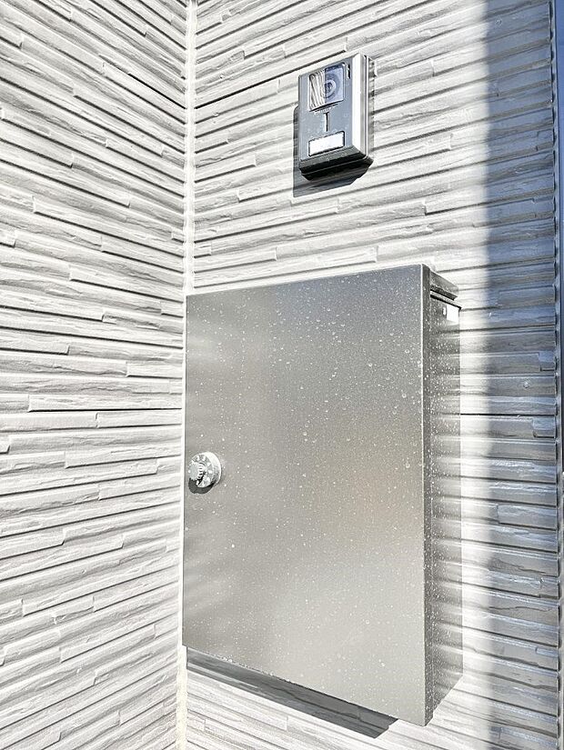 【その他現地】シンプルデザインのポスト。