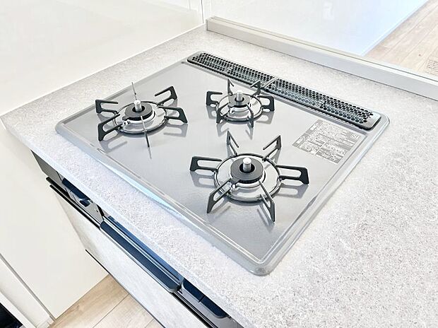 【Ｓｉセンサーコンロ】ガスコンロはＳｉセンサー搭載。火力調節や焦げ付き・消し忘れも防いでくれます。