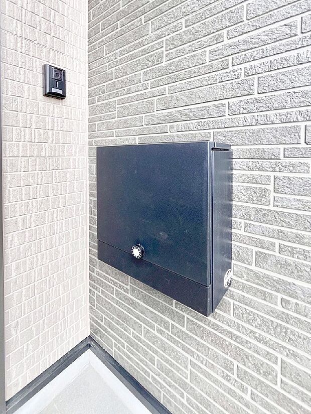 【その他現地】シンプルデザインのポスト。