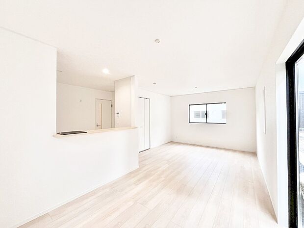 【リビングダイニング】明るい陽光が注ぎ、寛ぎの雰囲気に満たされるリビング・ダイニング。 