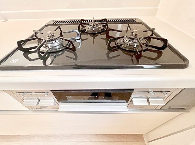 【Ｓｉセンサーコンロ】ガスコンロはＳｉセンサー搭載。火力調節や焦げ付き・消し忘れも防いでくれます。