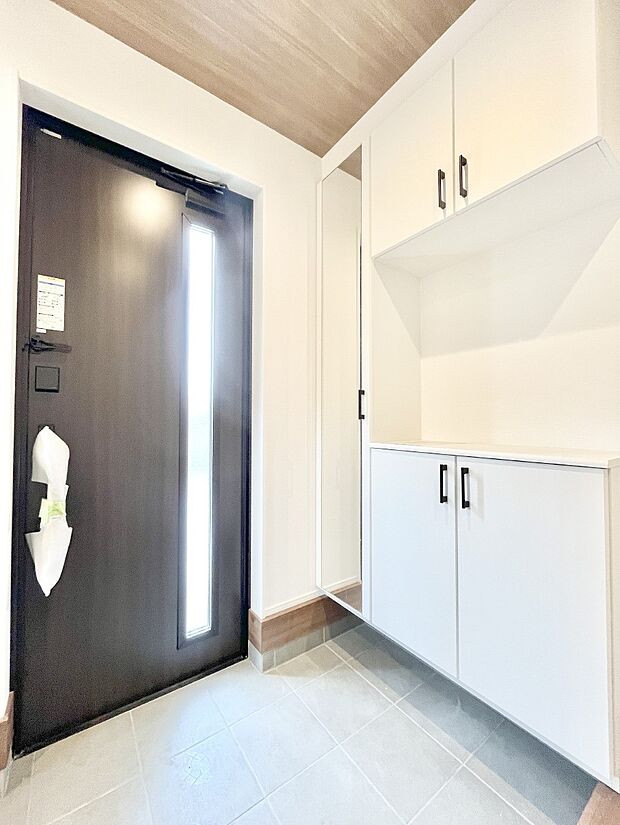 【玄関】飾り棚を利用して、お越しいただくお客様をおもてなしできます。