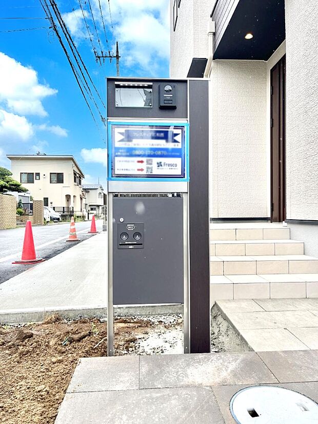 【その他現地】シンプルデザインのポスト。
