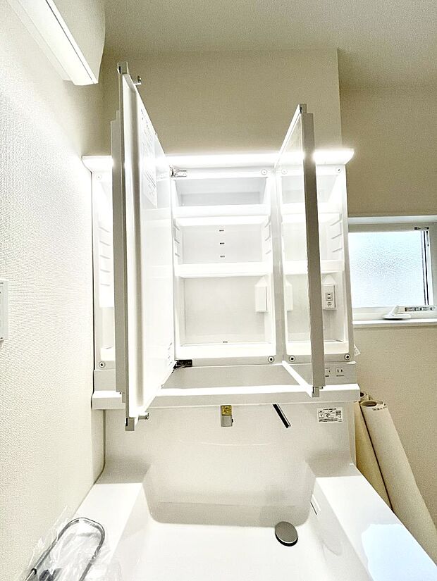 【三面鏡裏収納】三面鏡の裏に、化粧品や衛生用品などを収納可能。洗面台をすっきりと保ちます！