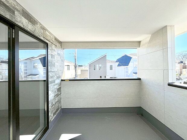 【バルコニー】南向きのバルコニー！ご家族の洗濯物はもちろん、お布団もたっぷり干せます！