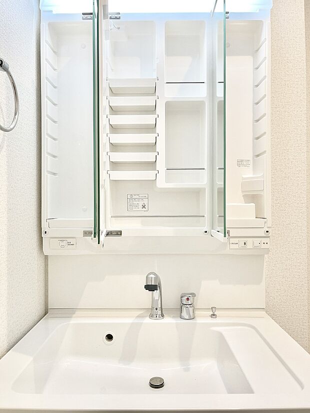 【三面鏡裏収納】三面鏡の裏に、化粧品や衛生用品などを収納可能。洗面台をすっきりと保ちます！