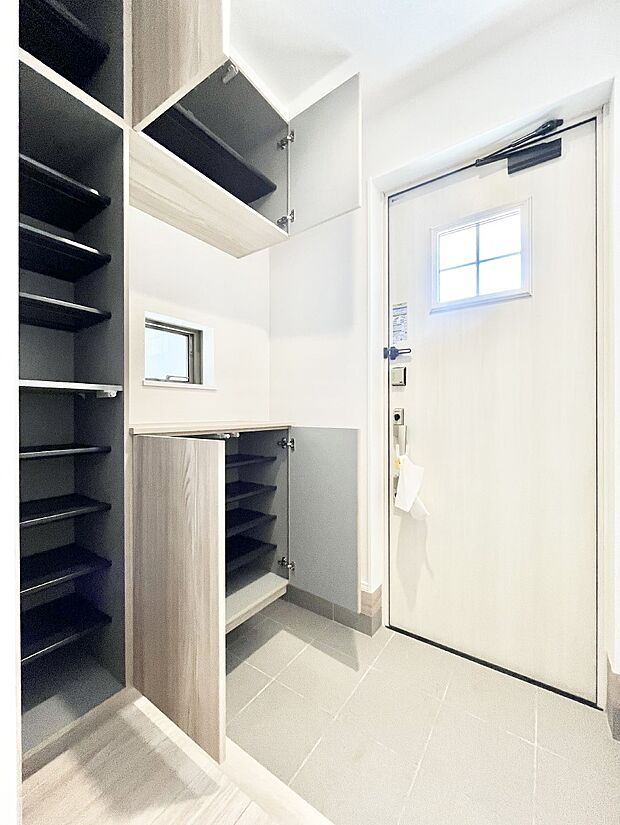 【玄関】収納力ある下駄箱の活用で玄関廻りはいつでもスッキリ