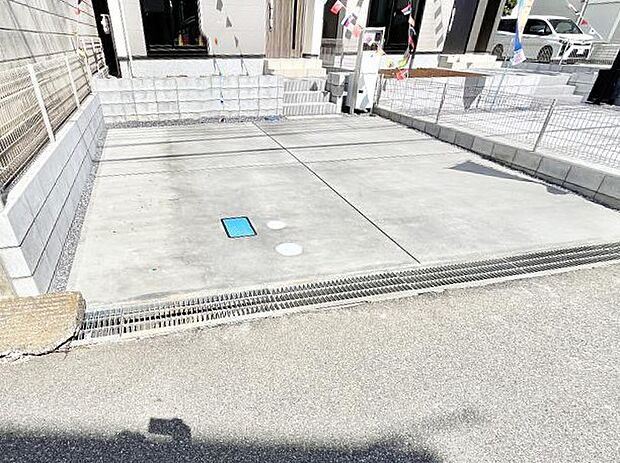 【駐車場】駐車2台可能！急なお客様の駐車に。また、ご家族の自転車スペースとしても大活躍。