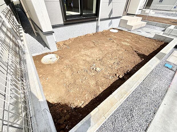 【庭】住まいに明るい光と開放感を演出してくれる庭スペース付き！